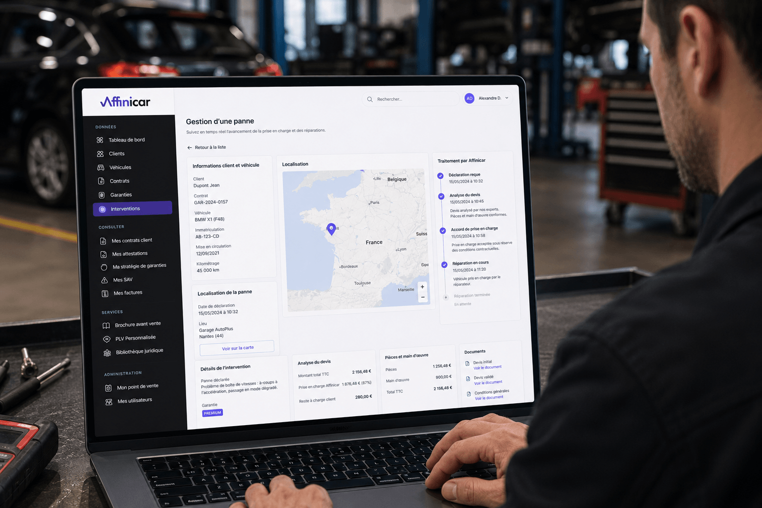 Écran de gestion d'une panne sur la plateforme Affinicar, consulté depuis un laptop dans un atelier