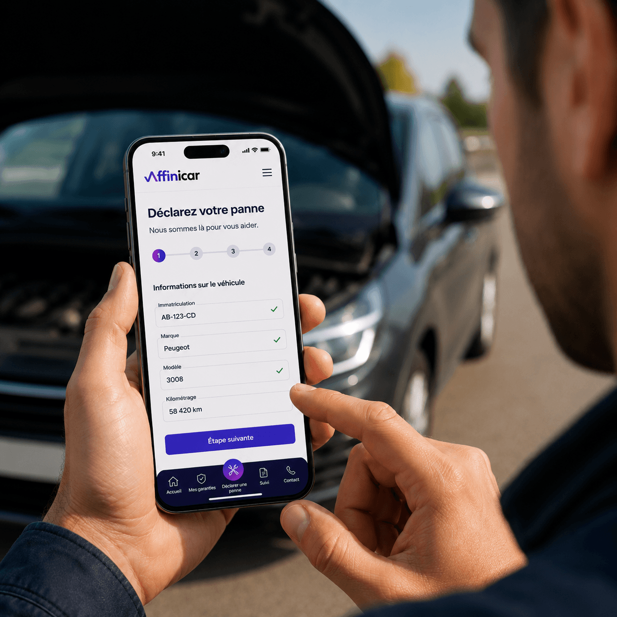 Bénéficiaire déclarant une panne depuis son smartphone via l'espace Affinicar.