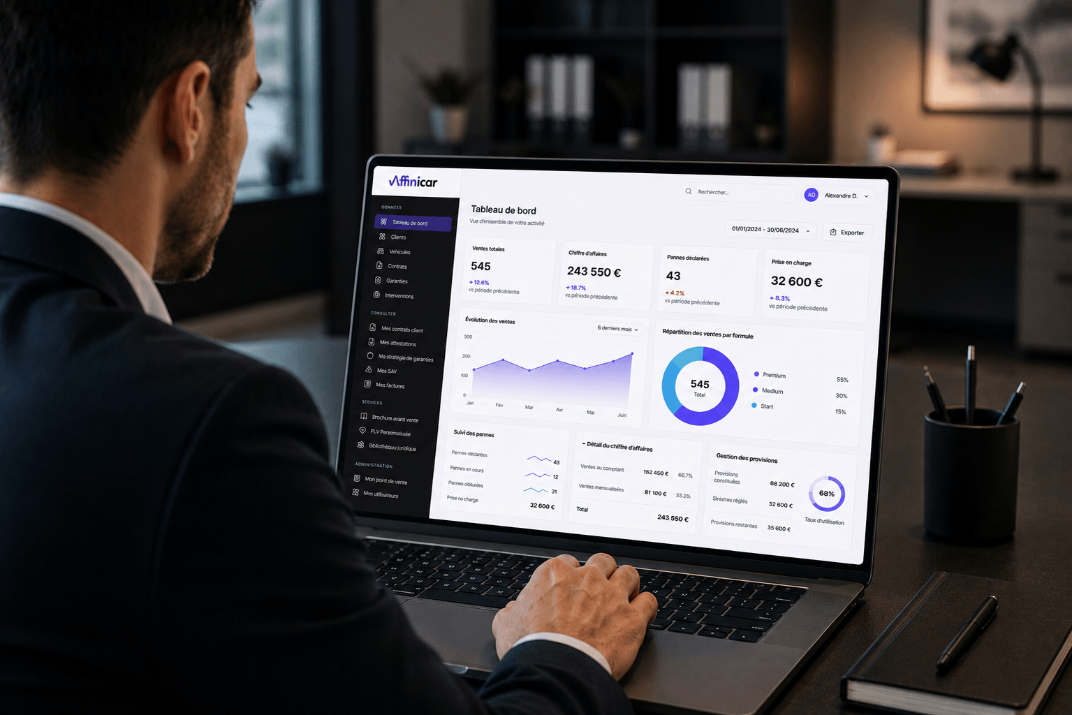 Vendeur dans un bureau premium consultant le tableau de bord Affinicar — KPIs, courbe d'évolution, indicateurs de marge et de contrats vendus.