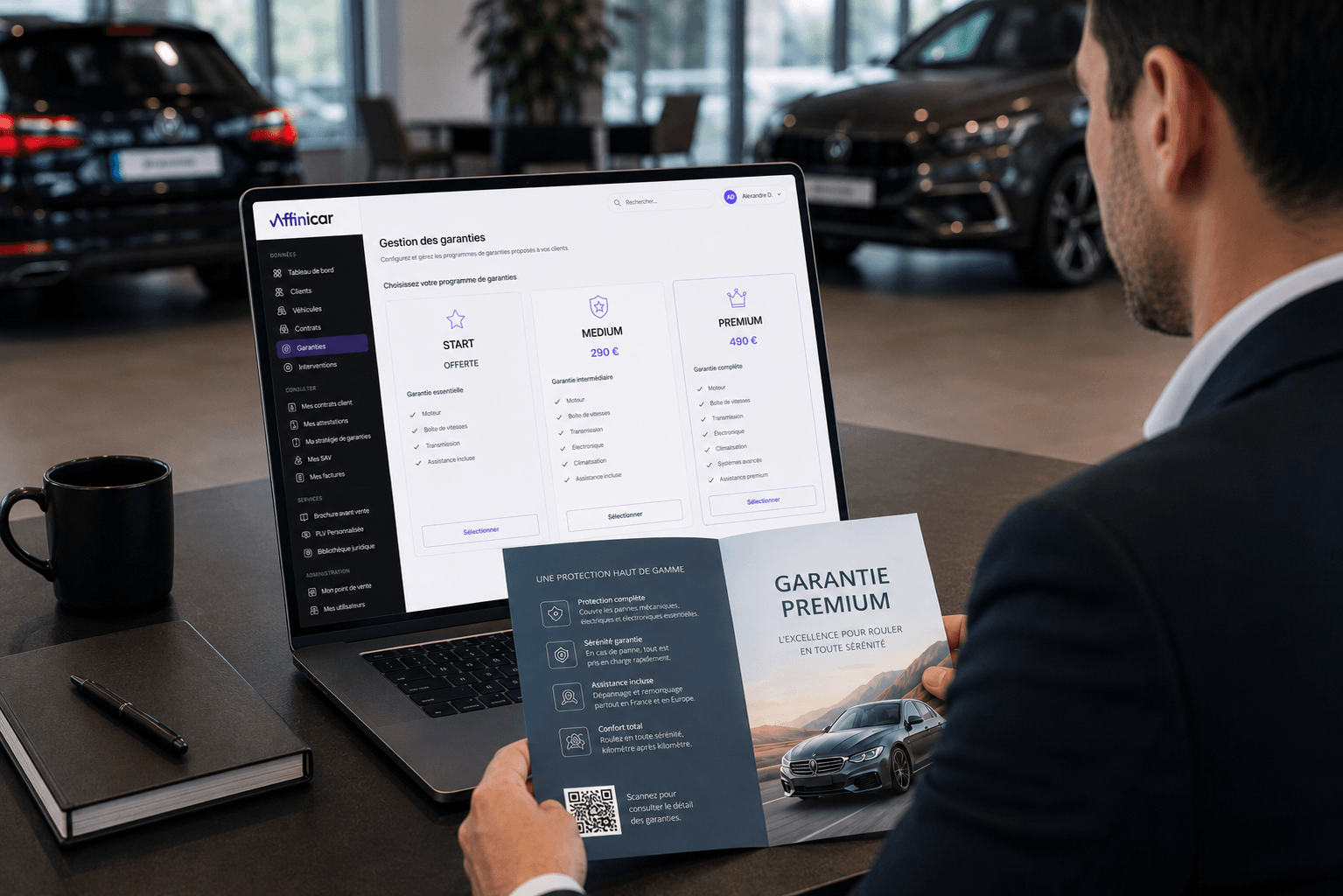 Vendeur en showroom consultant son programme de garanties Affinicar sur ordinateur, avec une brochure GARANTIE PREMIUM imprimée à la main.
