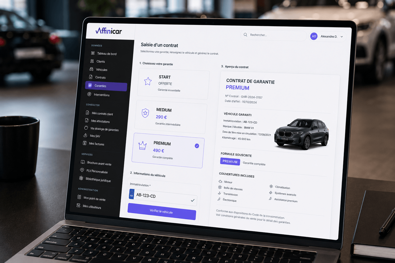 Laptop dans un showroom affichant l'écran de saisie d'un contrat de garantie Affinicar — formules Start, Medium et Premium à 490 €.